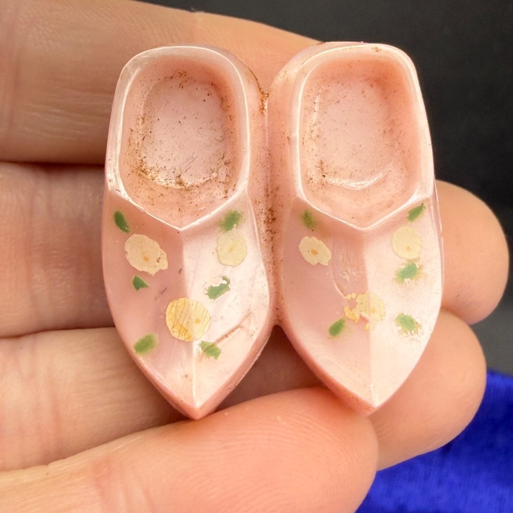 Vintage Estate Dutch Shoes Brooch Pink Painted Flowers Plastic‎ Silver Tone